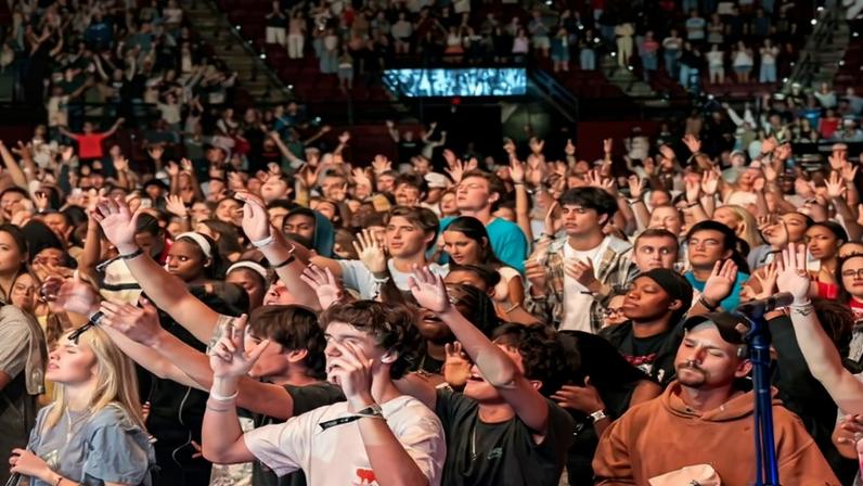 Os universitários foram impactados pela presença de Deus. (Foto: Reprodução/Instagram/Unite US)