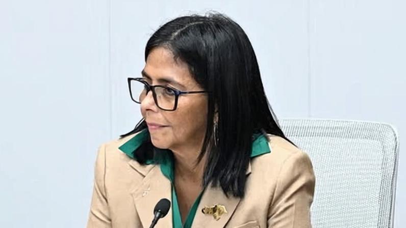 EUA levantam sanções contra a presidente interina da Venezuela Delcy Rodríguez