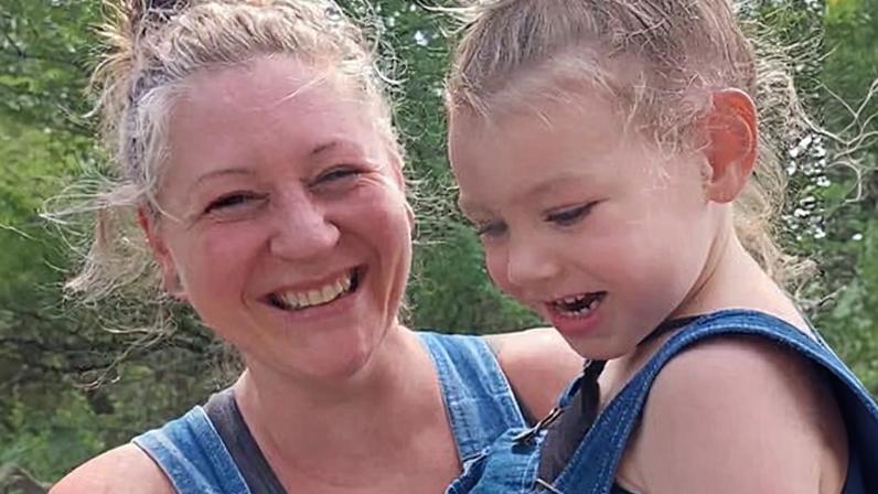 Mulher canadense detida com filha pela ICE é libertada após quase três semanas