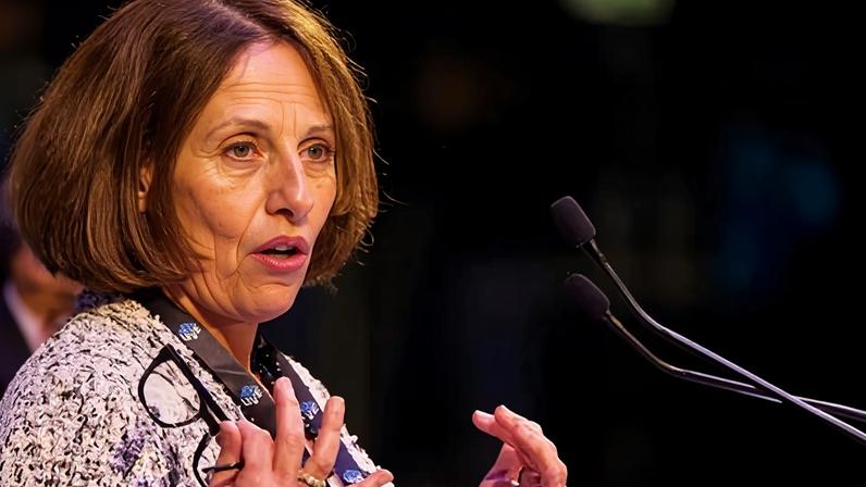 Ex-presidente da Co-op recebeu quase £2 milhões antes de deixar o grupo