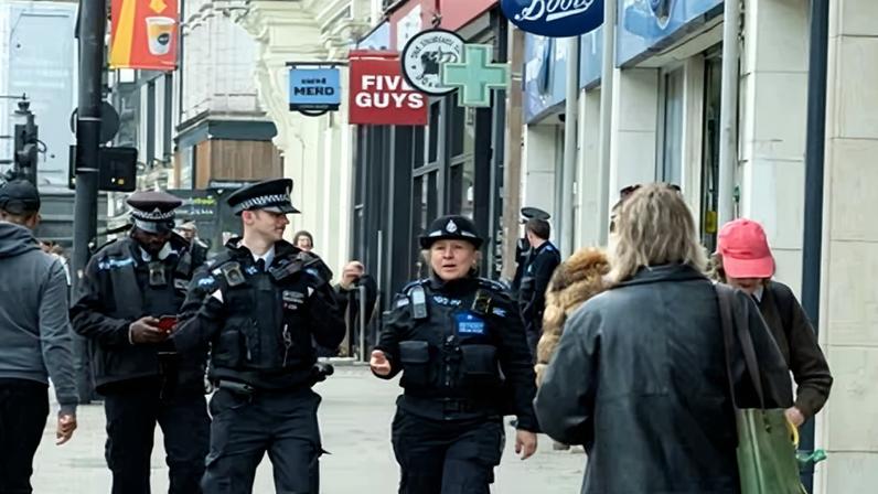 Pais devem assumir responsabilidade após distúrbios em Londres, dizem policiais