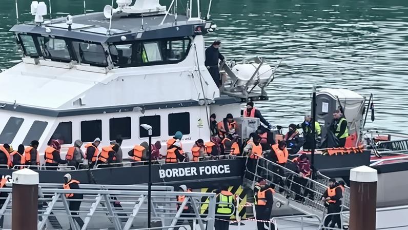 Reino Unido detém 76 crianças com idade contestada em esquema de entrada e saída