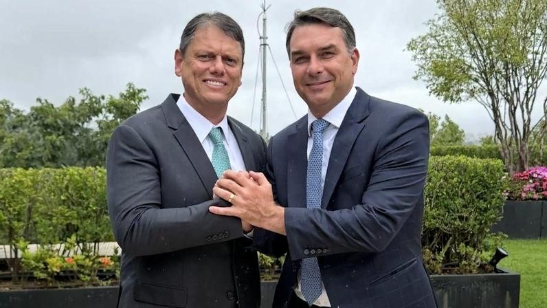 Flávio Bolsonaro afirma que votaria em Tarcísio em vez de em si mesmo
