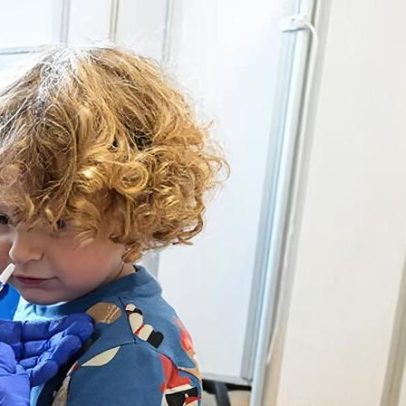 Crianças recebem vacina gratuita contra gripe por spray nasal em NSW