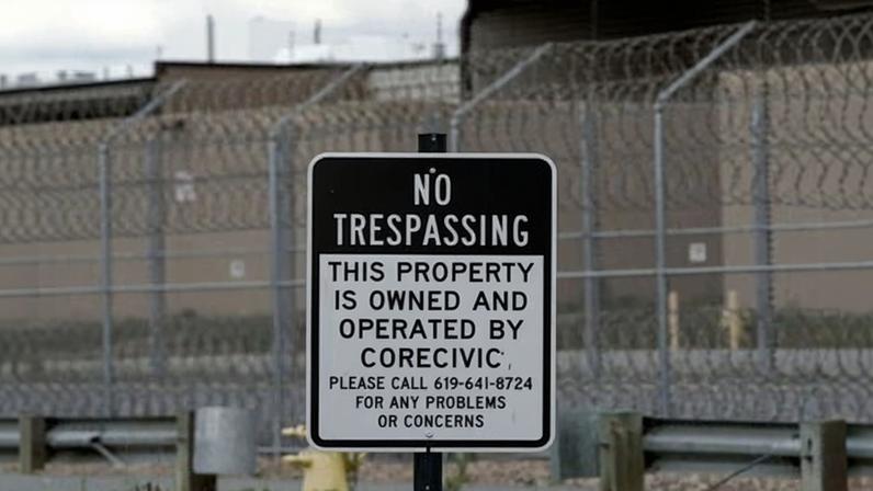 Democratas visitam unidade de detenção do ICE com denúncias de abusos