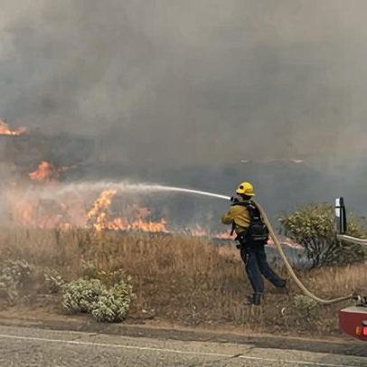 Proteção na Califórnia contém partes de incêndio que queimaram 4.100 acres