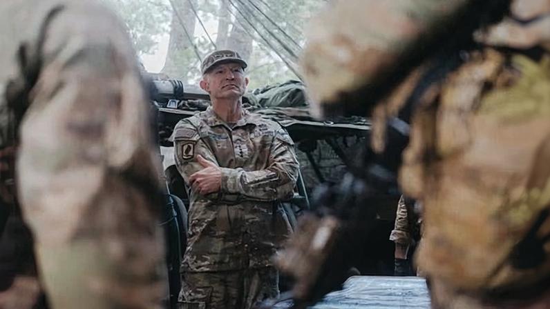 Chefe do Exército dos EUA deixa cargo após pressão atribuída de Hegseth