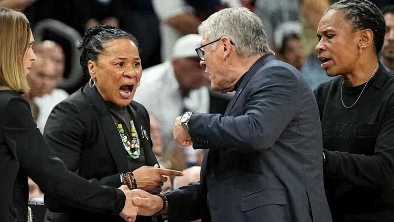 Troca tensa entre Auriemma e Staley após vitória de South Carolina sobre UConn