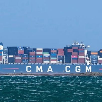 Navio de propriedade francesa e petroleiro japonês passam pelo estreito de Hormuz