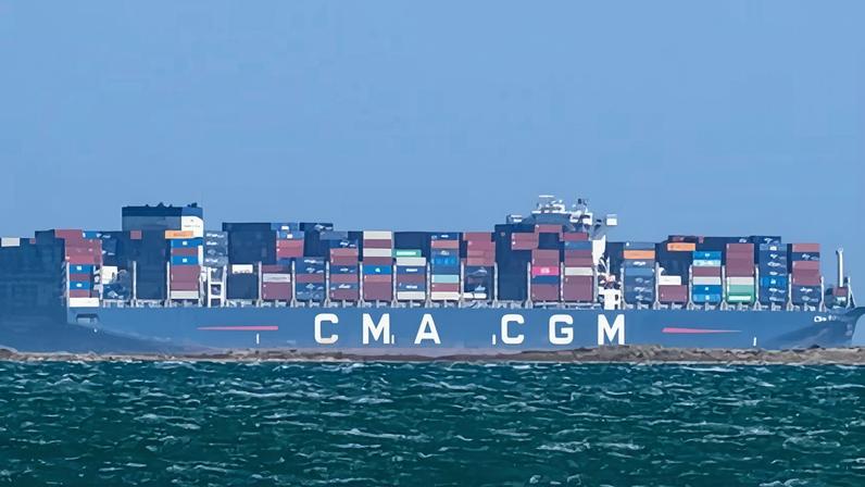 Navio de propriedade francesa e petroleiro japonês passam pelo estreito de Hormuz