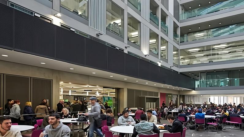Governo britânico fixa juros de empréstimos estudantis em 6%