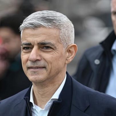 Oficiais de proteção de Sadiq Khan deixam bolsa com armas e taser em Londres