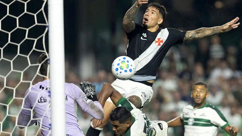 Saldivia disputa a bola com Pedro Rocha em lance do gol marcado pelo Coritiba (Foto: Hedeson Alves/AGIF/Folhapress)