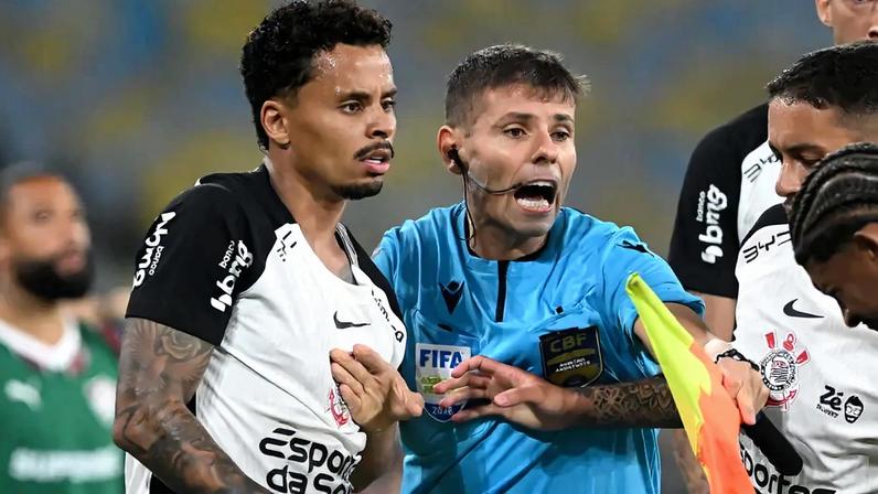 CBF divulga áudio do VAR na expulsão de Allan, gesto desrespeitoso