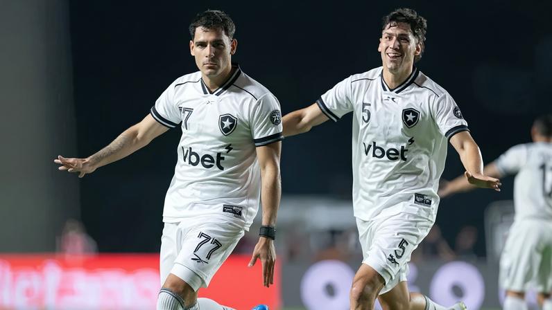 Villalba jogador do Botafogo comemora seu gol durante partida contra o Vasco (Foto: Jorge Rodrigues/AGIF/Folhapress)