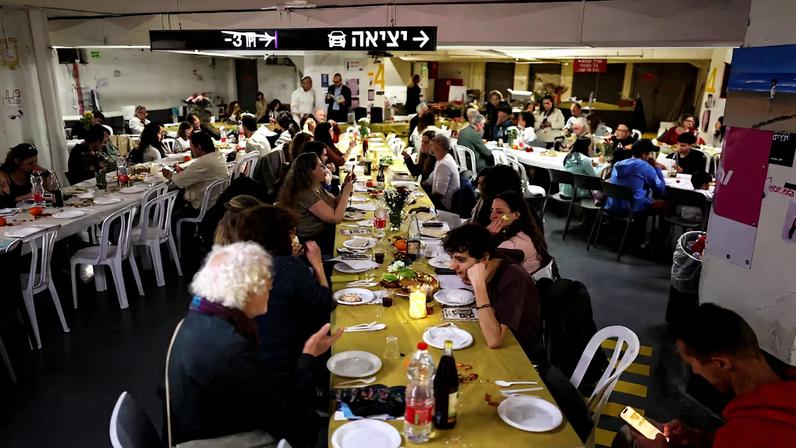 Un grupo de israelíes celebraban este miércoles la Pascua en un aparcamiento subterráneo en Tel Aviv.