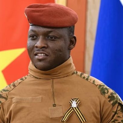 Governante militar diz que povo de Burkina Faso esqueça a democracia