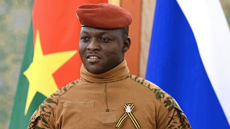 Governante militar diz que povo de Burkina Faso esqueça a democracia