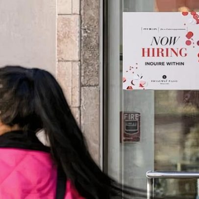 Emprego nos EUA supera expectativas em março, perdas de fevereiro maiores