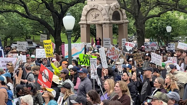 Milhares no Texas protestam contra muro de fronteira no parque nacional Big Bend