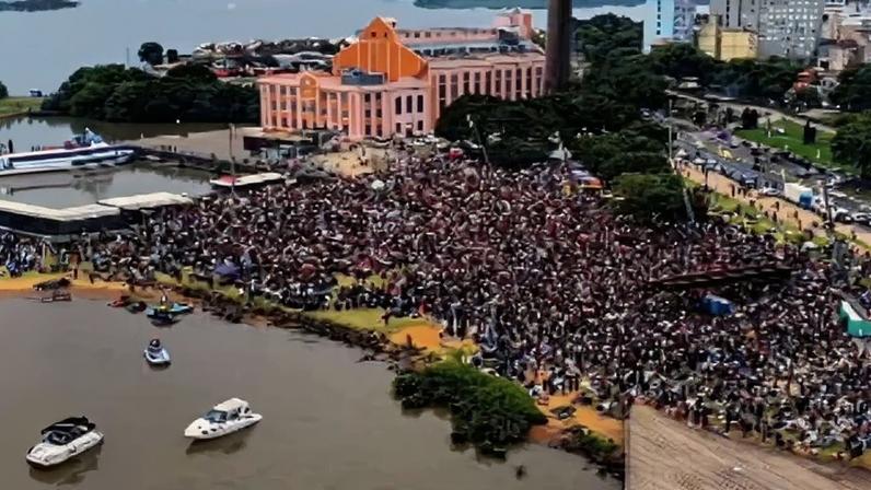 Culto ao entardecer atrai 25 mil pessoas na orla de Porto Alegre