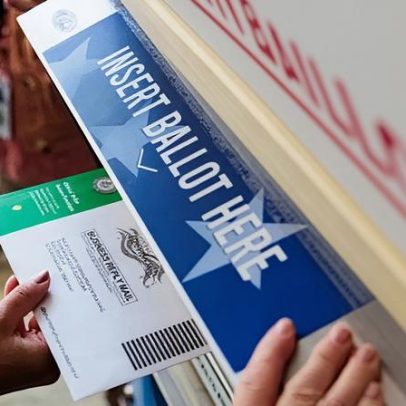Grupos de direitos civis processam governo Trump por limitar voto pelo correio