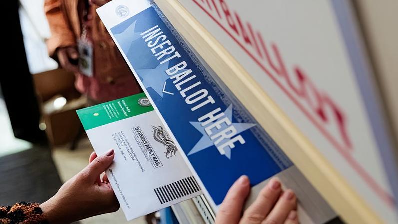 Grupos de direitos civis processam governo Trump por limitar voto pelo correio