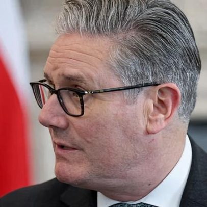 Starmer mantém postura de ataques defensivos diante de ameaças de Trump ao Irã