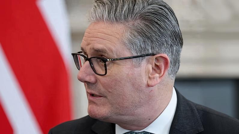 Starmer mantém postura de ataques defensivos diante de ameaças de Trump ao Irã