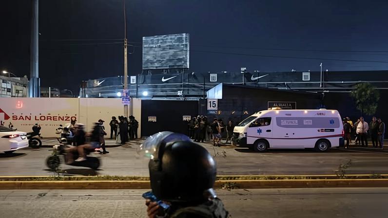 Uma morte e dezenas de feridos em estádio de Lima durante evento pré-jogo