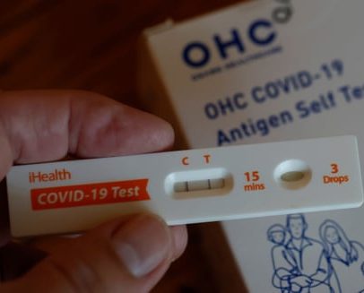 Nova variante de Covid BA.3.2 é detectada nos EUA; especialistas pedem vigilância