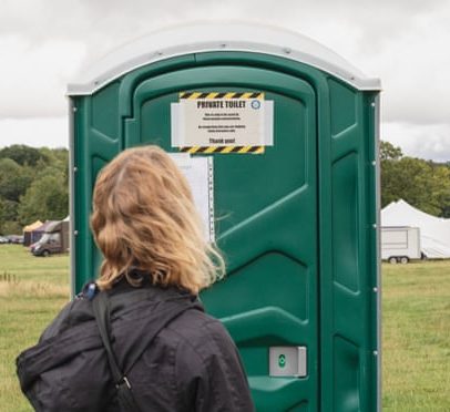 Urina de Feativalgoers fertiliza árvores no projeto de restauração Brecon Beacons