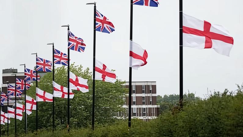 Líder de grupo de bandeira no Reino Unido é preso por suspeita de causar alarme