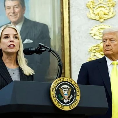 Trump demite Pam Bondi, aliada, do cargo de procuradora-geral