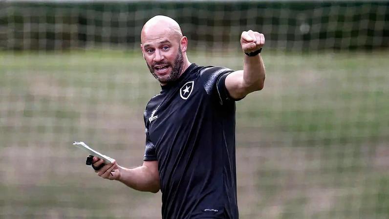 Franclim Carvalho inicia no Botafogo com dez atletas remanescentes de 2024