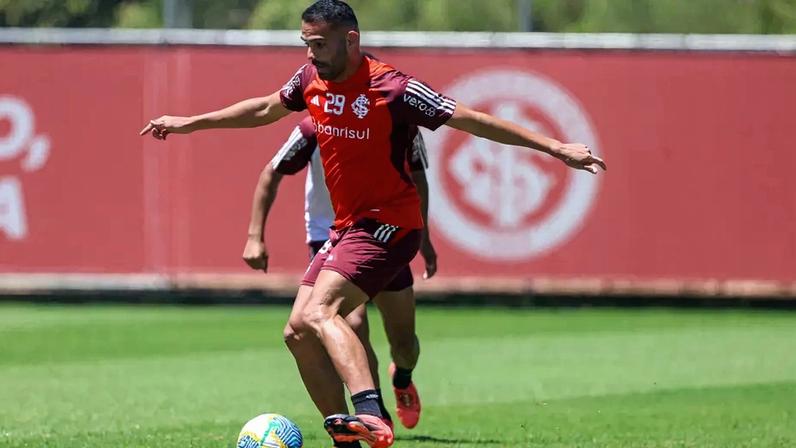 Thiago Maia no treino do Internacional (Foto: Ricardo Duarte/SC Internacional)