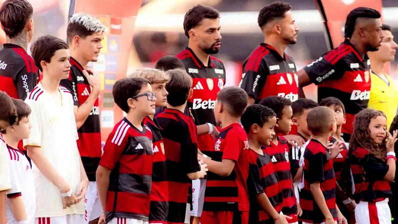 Jogadores do Flamengo perfilados (Foto: Gilvan de Souza/Flamengo)