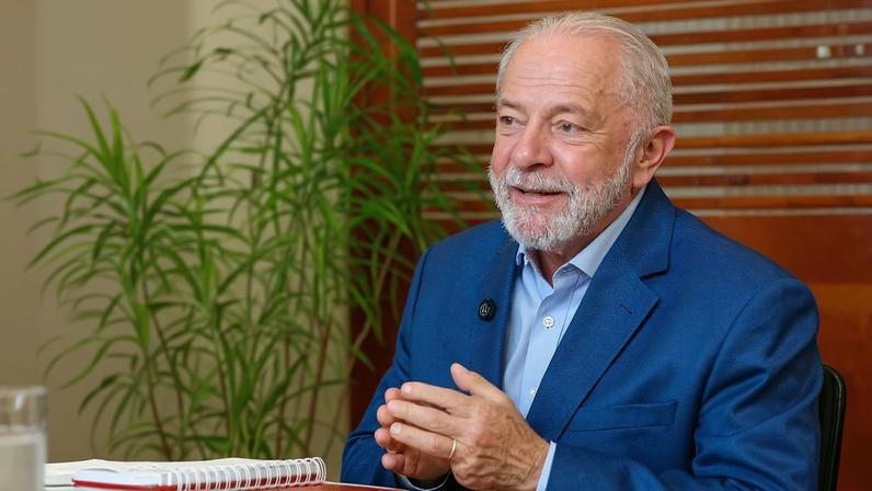 Lula busca maioria no Senado e critica senadores com mandato de oito anos