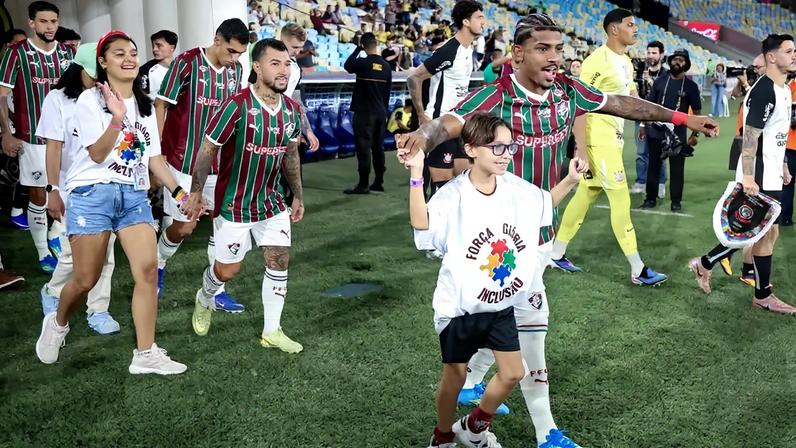 Fluminense e Corinthians entrando em campo (Foto: Marcelo Gonçalves/ Fluminense FC)