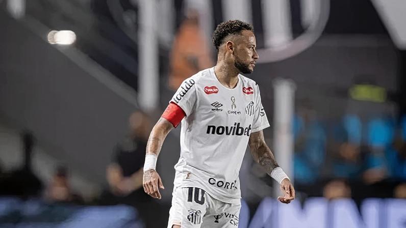 Neymar se movimenta durante a vitória do Santos sobre o Remo