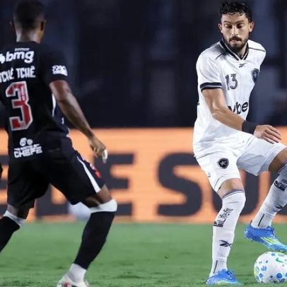 Alex Telles celebra resultado do Botafogo e elogia Rodrigo Bellão