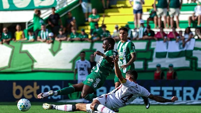 Chapecoense e Vitória empatam em Chapecó