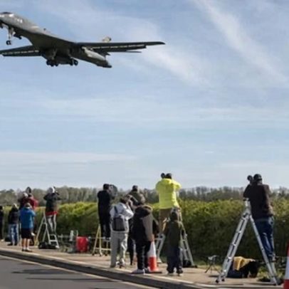 Visitantes observam aeronaves dos EUA em ação no RAF Fairford