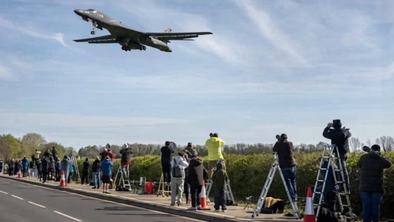 Visitantes observam aeronaves dos EUA em ação no RAF Fairford