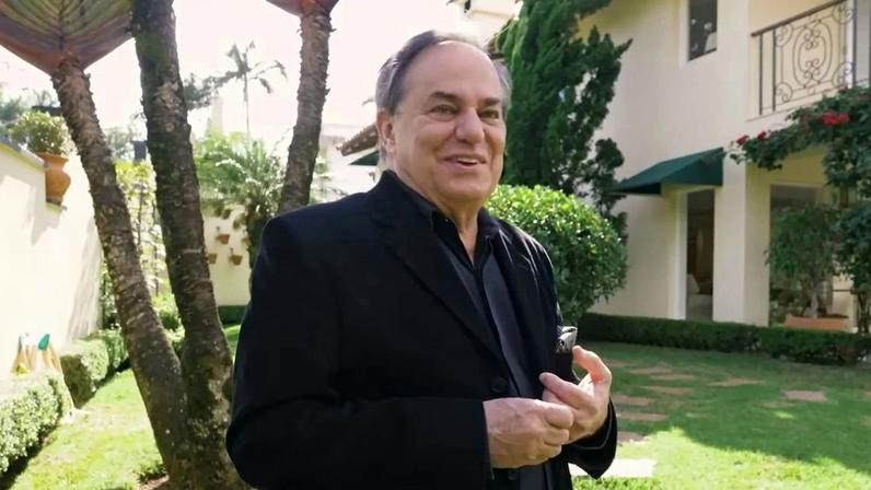 Ronnie Von, aos 81, mora em mansão de R$ 20 milhões com adega e quadra