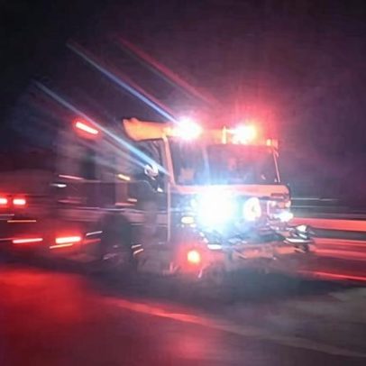 Caminhão-tanque de combustível pega fogo após derrubar linhas de energia no Texas