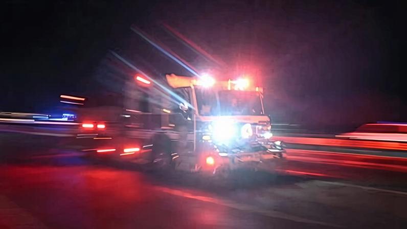 Caminhão-tanque de combustível pega fogo após derrubar linhas de energia no Texas