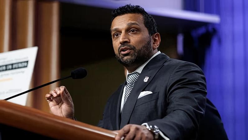 Democratas exigem que diretor do FBI, Kash Patel, faça teste de álcool