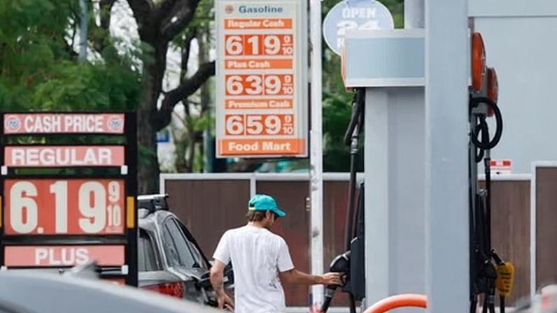 Motoristas de Los Angeles inovam diante da alta dos combustíveis