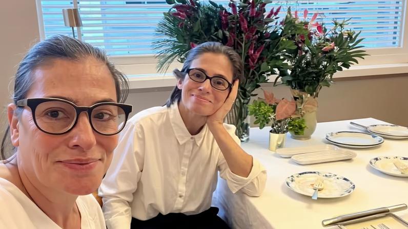 Renata Vasconcellos curte folga ao lado da irmã gêmea